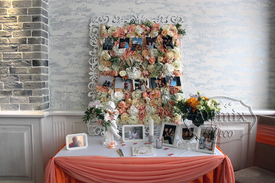 Зона декорирована в стиле свадебного оформления оранжевого цвета