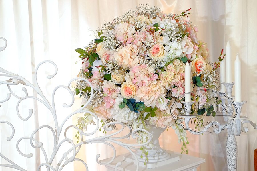 Цветы в вазонах на свадебном торжестве