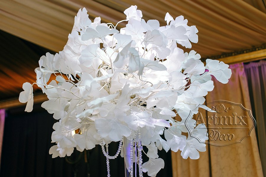 Белые ветки Гинкго Билоба в оформлении свадебного зала