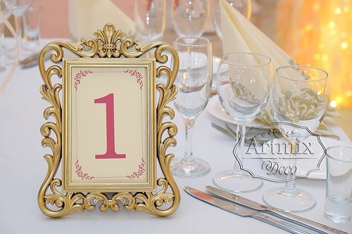 Аренда золотых рамок для рассадочных карточек на свадебные столы гостей 