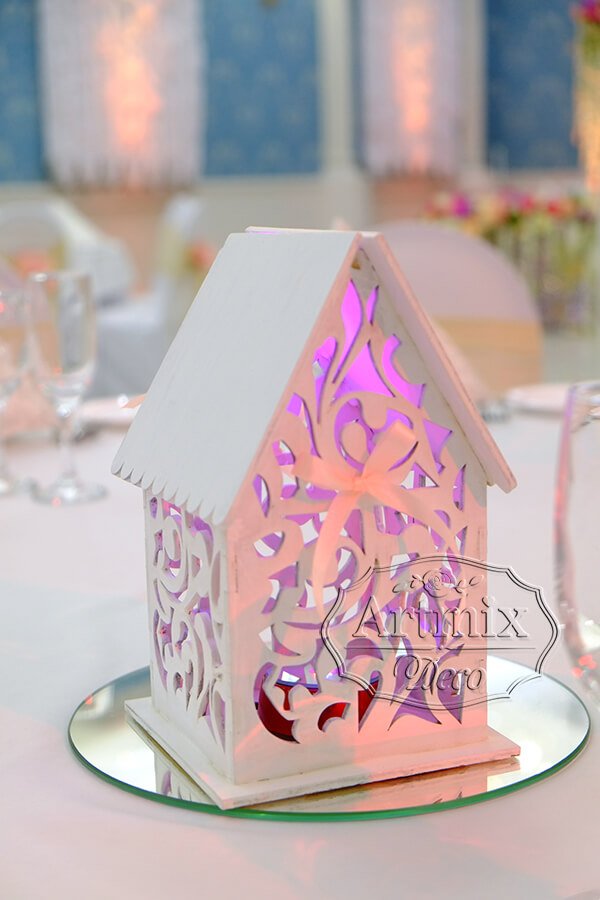 Светящийся домик в оформлении свадебного стола