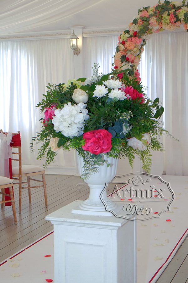 Оформление свадебной церемонии колоннами и цветами