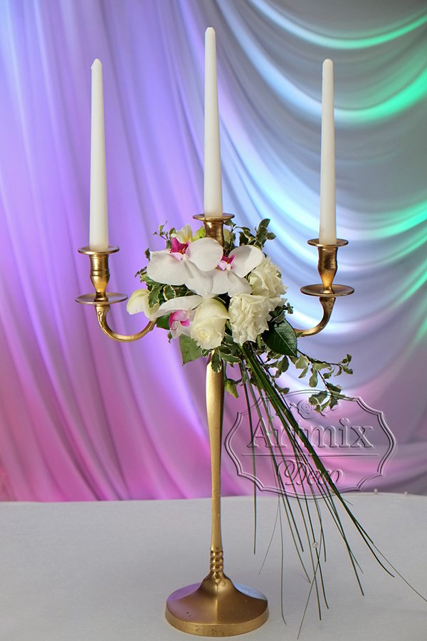 Золотые трёх рожковые канделябры в оформлении свадебных столов