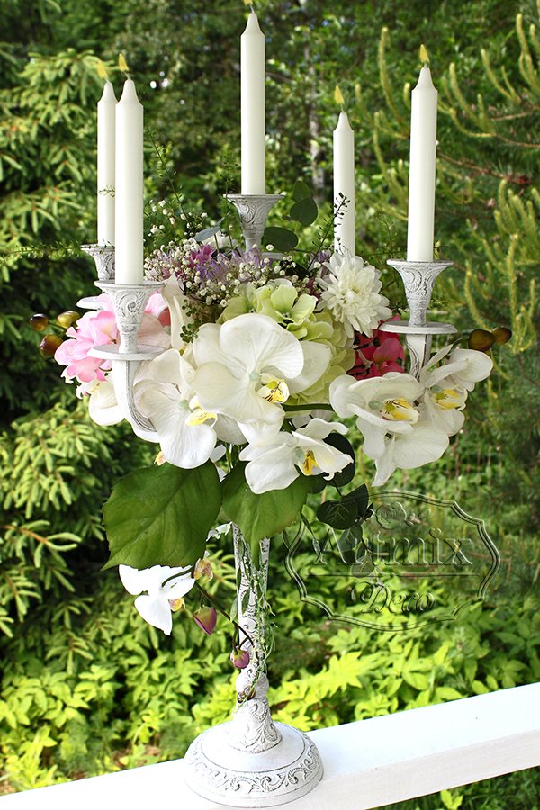 Белые пяти рожковые, украшенные цветочным орнаментом