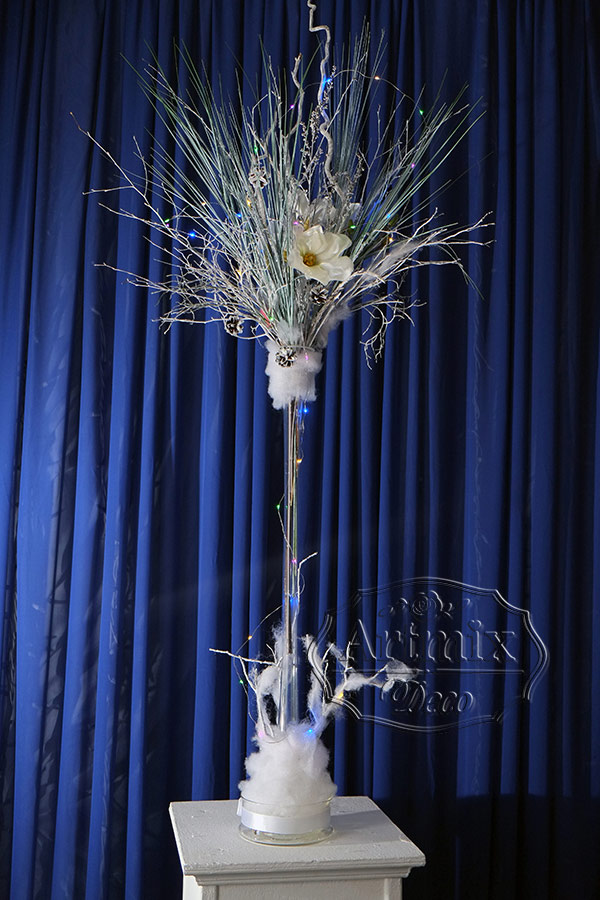 Высокие вазы с ветками и со светодиодной подсветкой лоя свадебного банкета