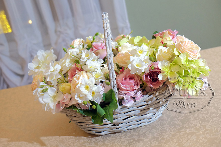 Корзинка с цветами на свадебной церемонии