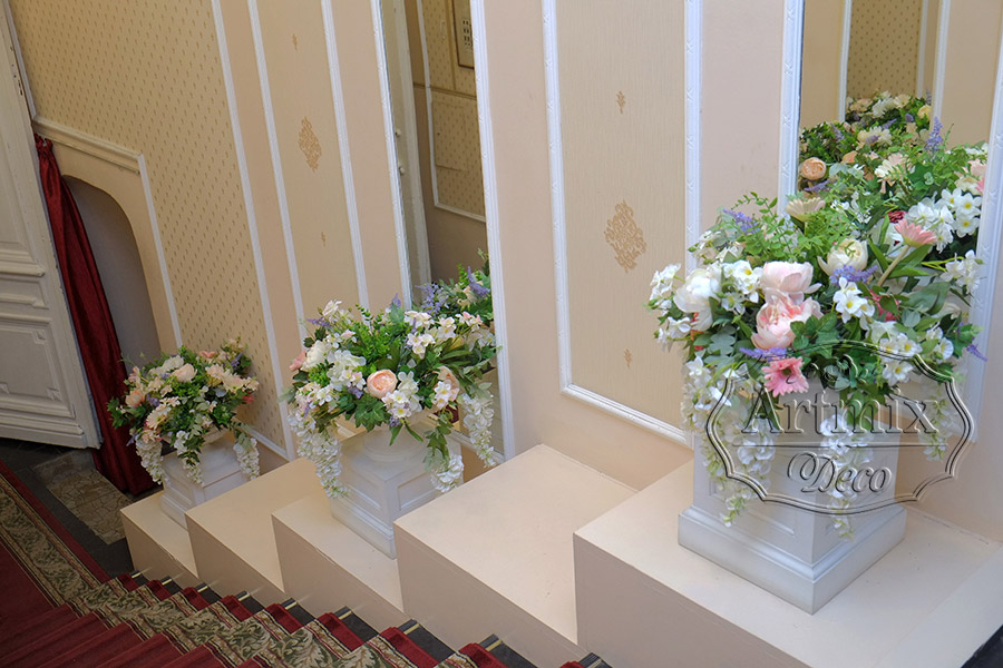 Свадебное декорирование лестницы с применением флористического дизайна
