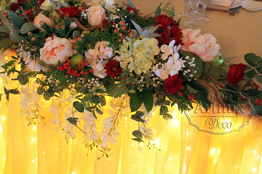 Свадебная цветочная композиция в центре стола жениха и невесты