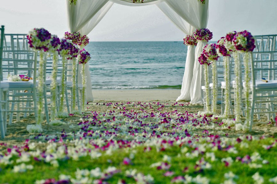 Свадебная дорожка украшение прохода к арке цветочными композициями