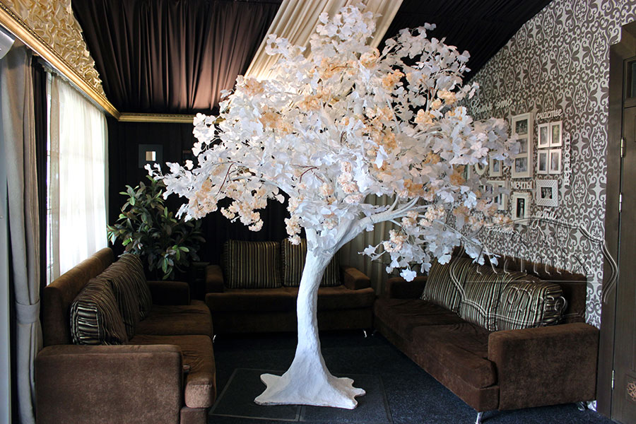 Объёмное искусственное дерево в оформлении свадебной церемонии