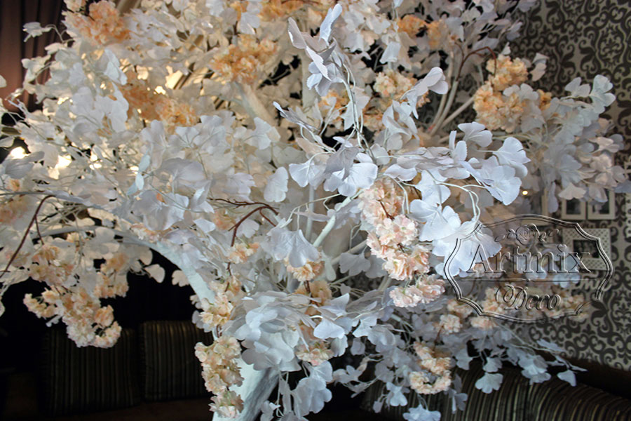 Белые веточки Гинкго в оформлении свадебного дерево