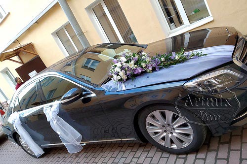 Украшение свадебного автомобиля тканью и цветочной композицией