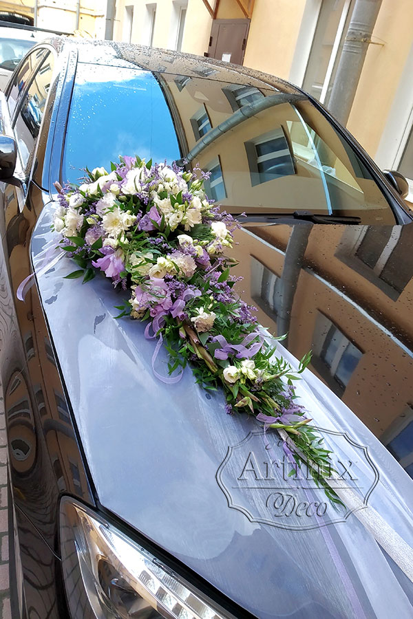 Цветочная композиция на капоте свадебного автомобиля