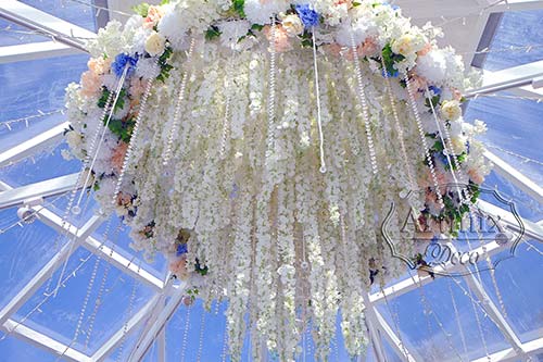 Люстра из цветов в свадебном оформлении шатра