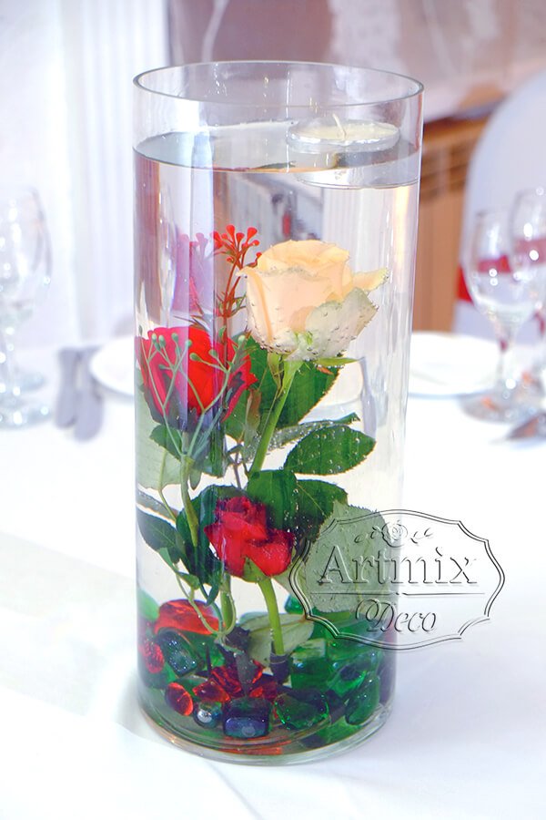 Прозрачная ваза с вертикально стоящими розами