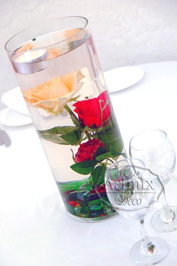 Красные и желтые розы на столах гостей в свадебном декоре
