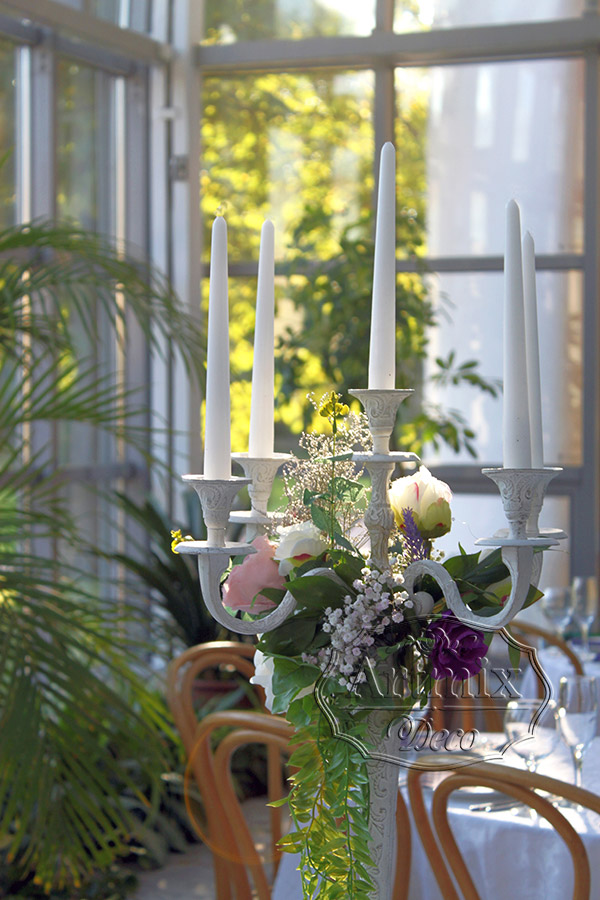 5 рожковые канделябры с цветами в оформлении свадебного зала