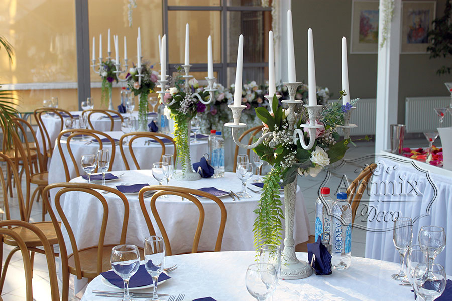 Украшение свадебного зала канделябрами с цветочными композициями