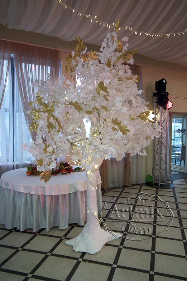 Деревья в свадебном оформлении зала