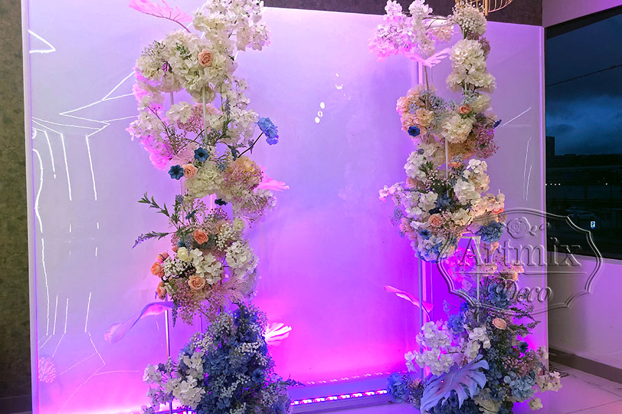 Свадебный фон из белого акрила с композициями из цветов