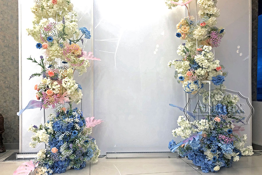 Свадебный фон из белого акрила с композициями из цветов