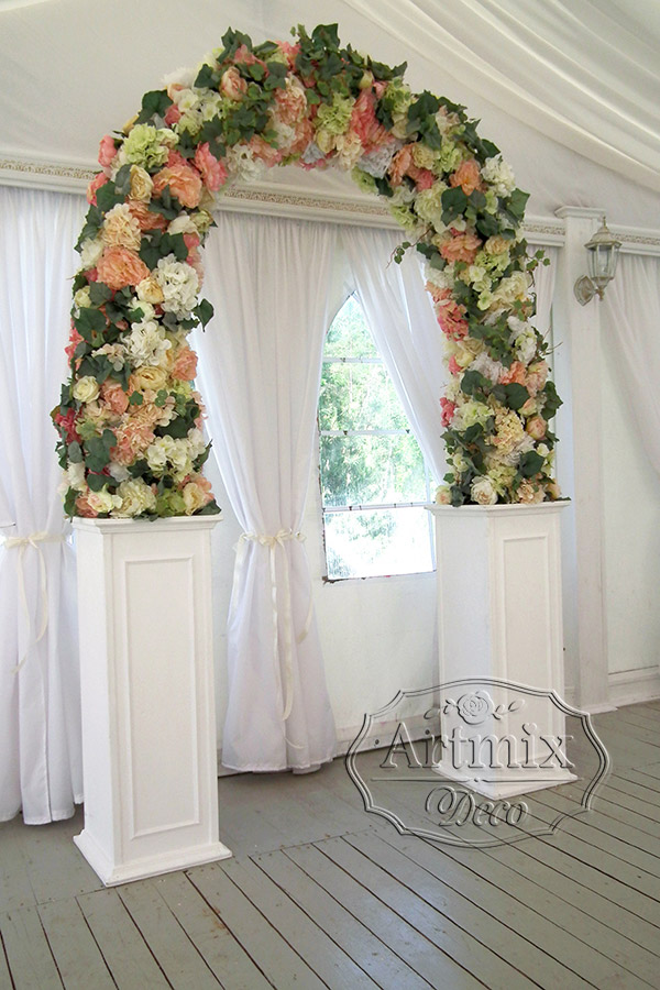 Круглая арка "Flower" на свадебной церемонии