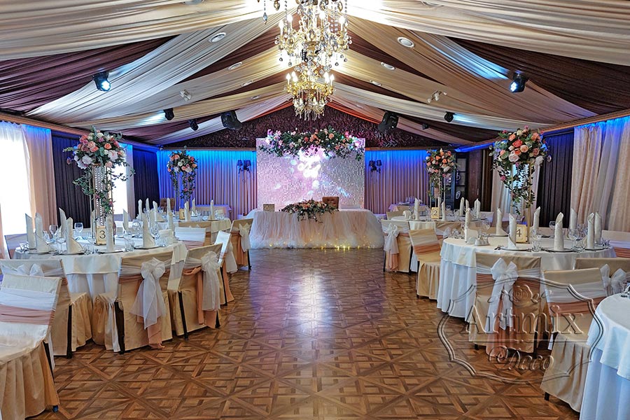 Оформление свадебного зала и президиума с цветочной гирляндой