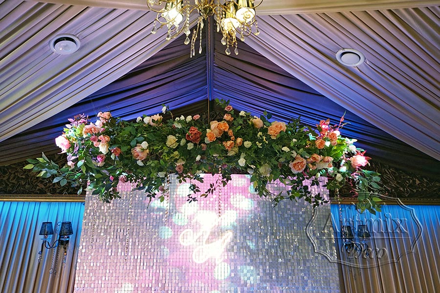 Оформление свадебного зала и президиума с цветочной гирляндой