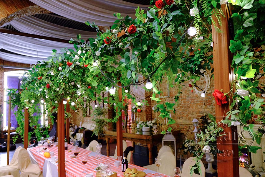Оформление зала на свадьбу с зелёной крышей