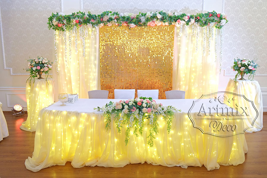 Свадебный президиум оформлен тканями, цветами и блестящими пайетками