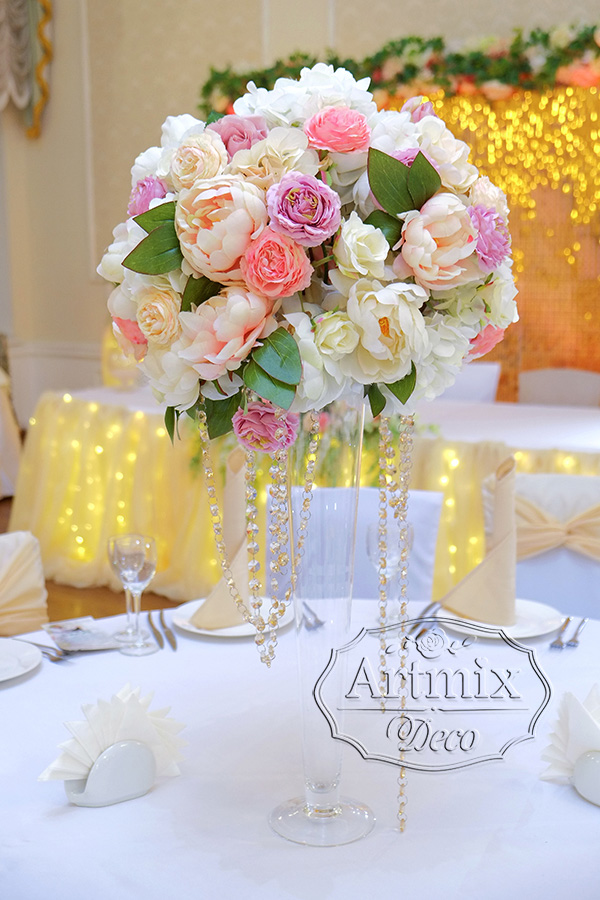 Круглые цветочные композиции в украшении свадебного зала