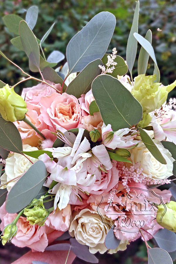 Свадебный букет с нежной розой и требовательным эвкалиптом