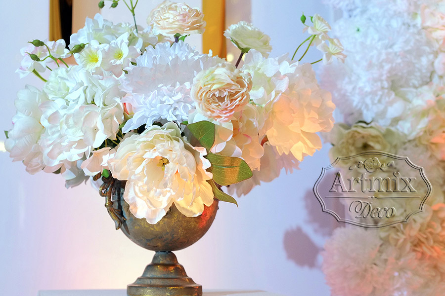 Золотые вазы с цветами в оформлении свадебного банкета