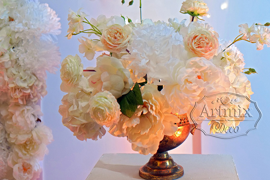 Цветы в золотых вазах в оформлении свадебного зала