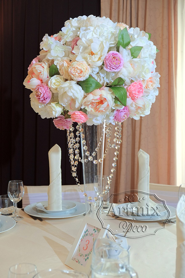 Цветы в высокой вазе на свадебном банкете