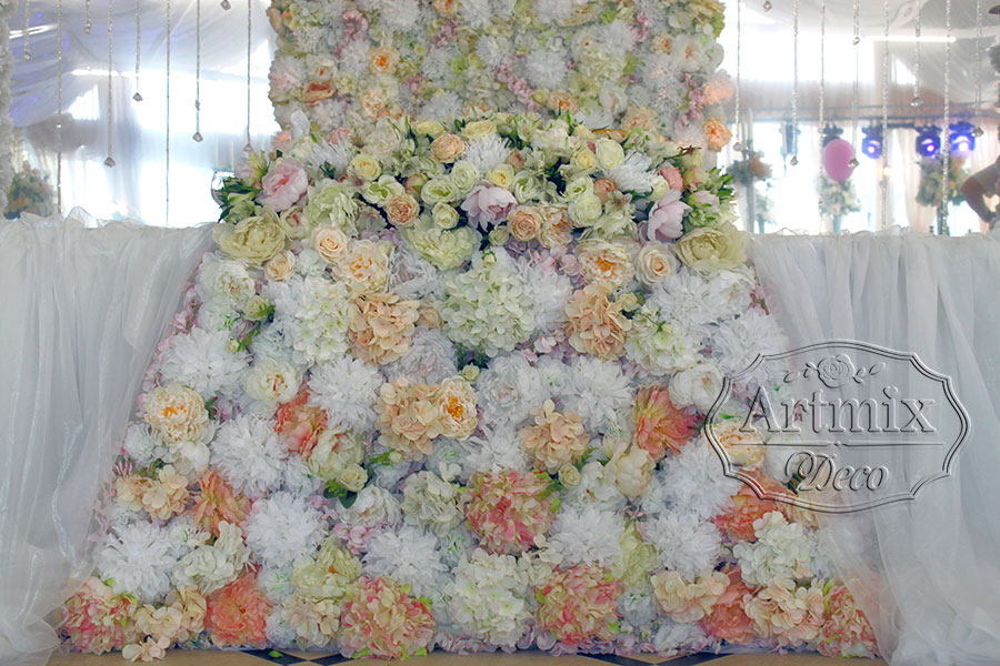 Оформление цветами юбки стола на свадебном президиуме