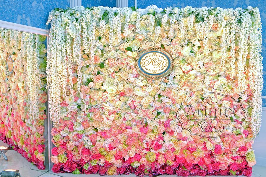 Фотозона из цветов на свадьбу