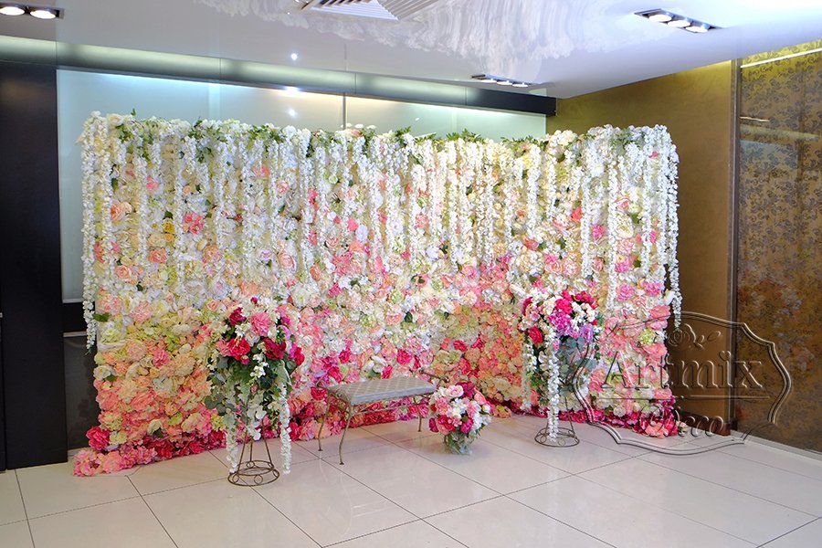 Фотозона из цветов – самый популярный элемент декора на свадьбе