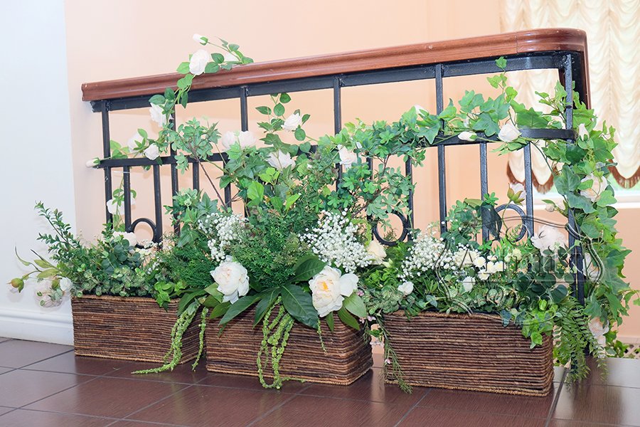 Украшение входа в свадебный зал цветами