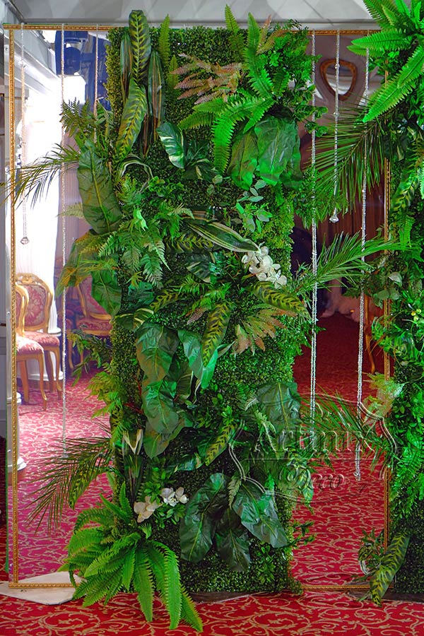 Свадебная фотозона из зелени и зеркал