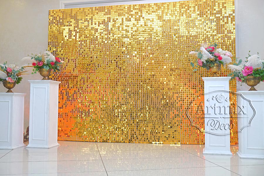 Живая стена с золотыми пайетками