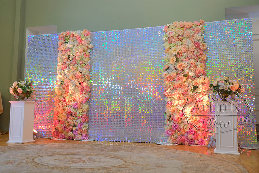 Блестящая фотозона из переливающихся пайеток и цветов в Особняке  Брюллова