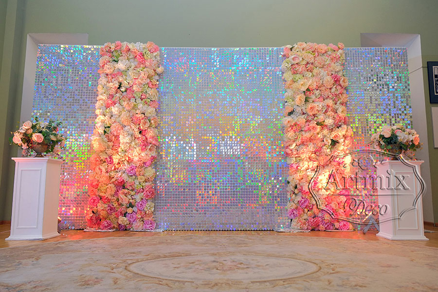 Фон из блестящих пайеток и цветов для фото сессии