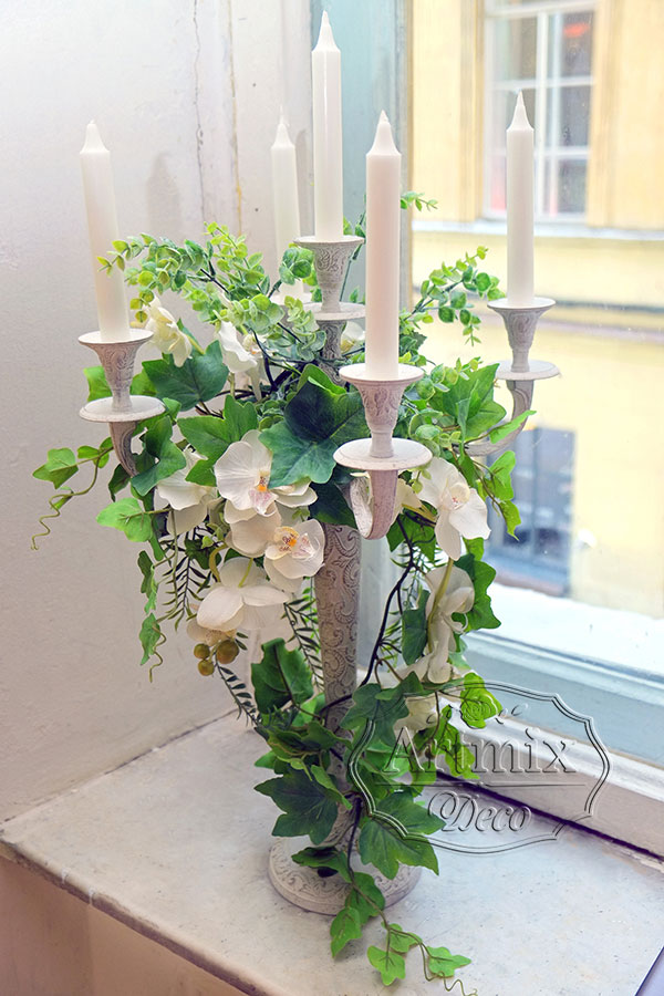 Свадебные канделябры украшены цветами