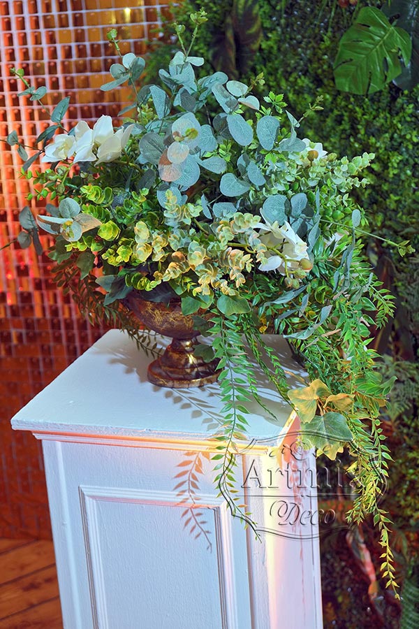 Свадебный декор для фотосессии с колоннами и цветами