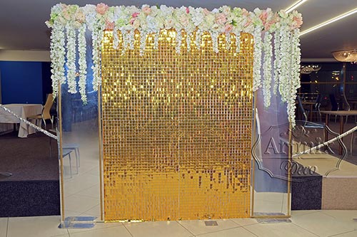 Золотые пайетками с зеркалами и гирляндой из цветов