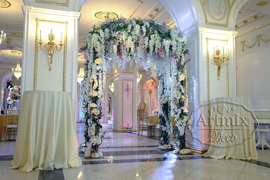 Фотозона в форме свадебной арки