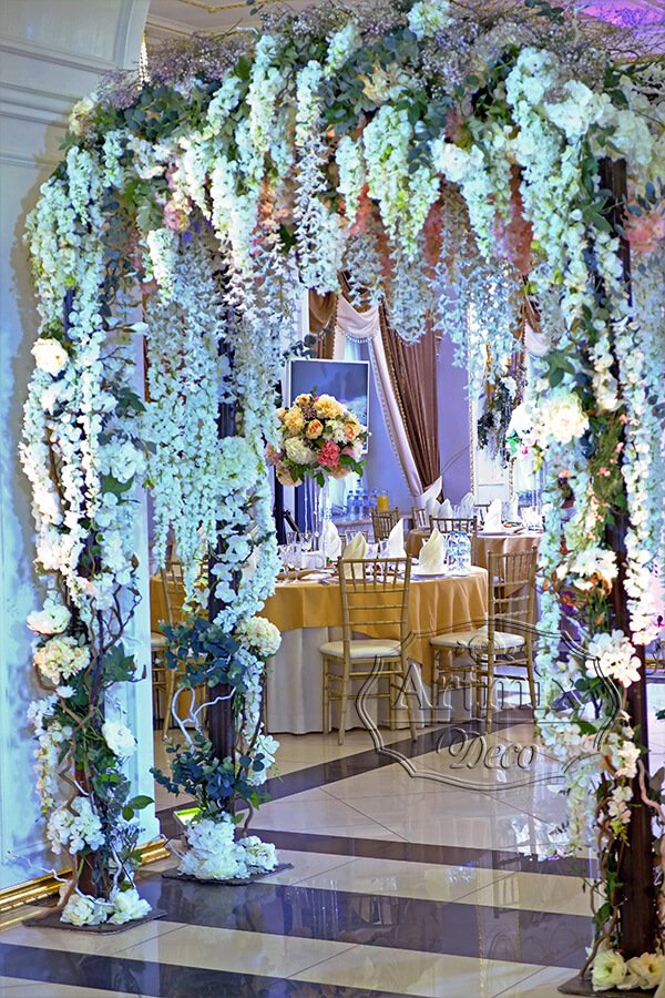 Свадебная арка с цветами для фото сессии