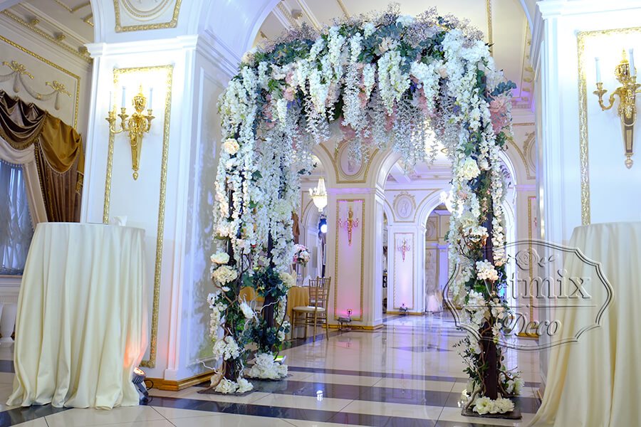 Инсталляция в виде свадебной арки