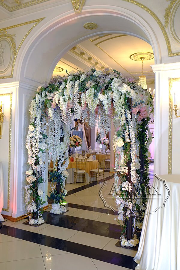 Свадебная арка с цветами для фотосессии во Двореце Сюзора